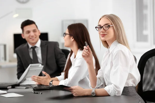 Abstrakcyjna wizualizacja fal mózgowych.