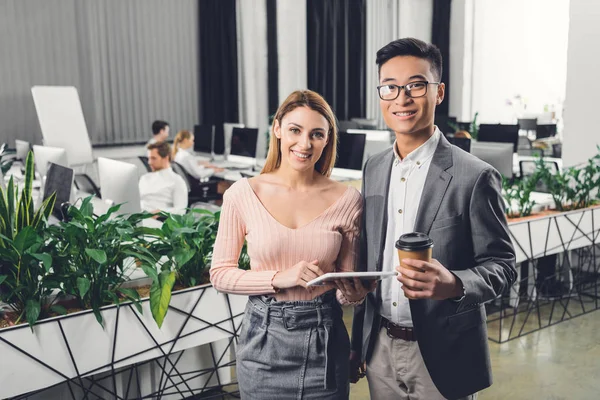 Osoba medytująca w cichym otoczeniu.